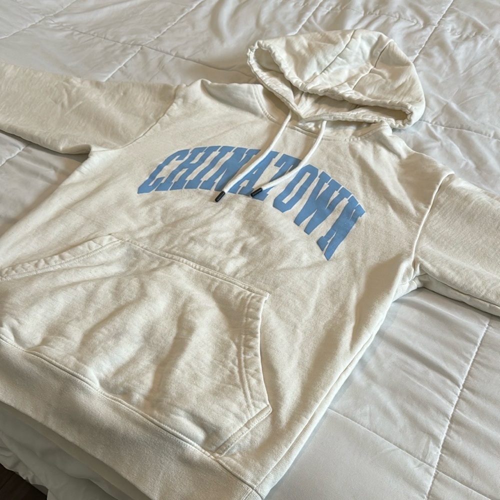 WHITE CHINATOWN MARKET HOODIE BLUE TEXT